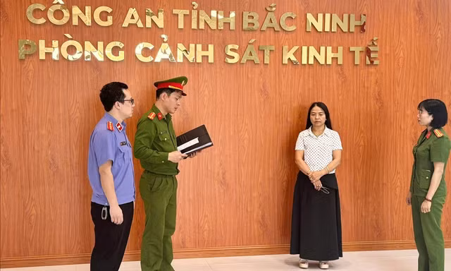 Bị can Nguyễn Thị Hà (áo trắng) nghe công bố quyết định khởi tố, tạm giam.