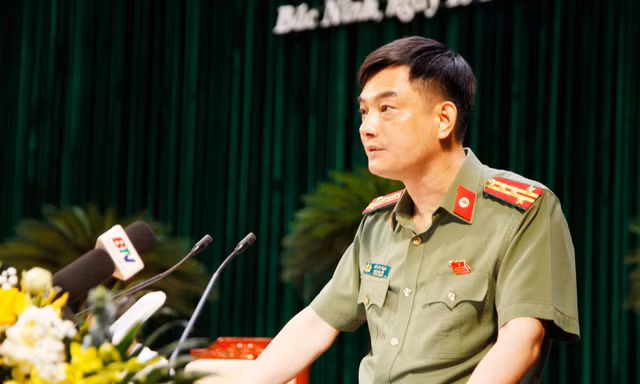 Đại tá Đỗ Đức Trịnh - Phó Giám đốc Công an tỉnh Bắc Ninh báo cáo công tác phòng chống tội phạm tại kỳ họp lần thứ 6 của HĐND tỉnh Bắc Ninh. Ảnh: Nguyễn Thắng.
