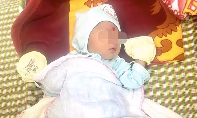 Cháu bé bị bỏ rơi trước cổng chùa.