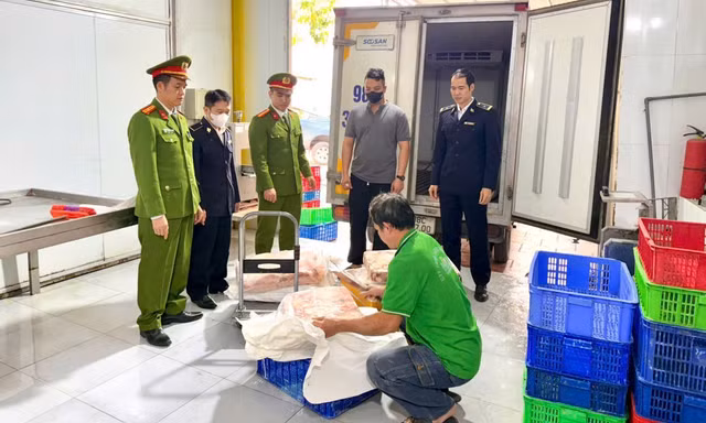 Lực lượng chức năng kiểm tra, phát hiện sản phẩm động vật không rõ nguồn gốc, xuất xứ.