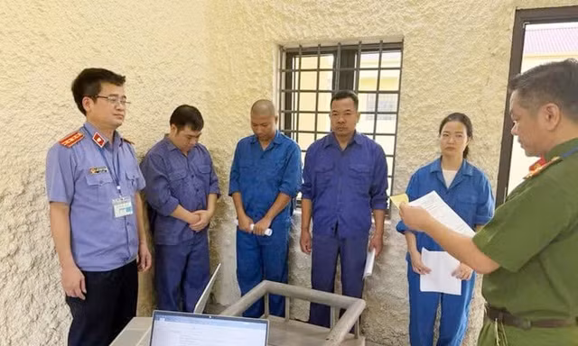 Cơ quan chức năng tỉnh Bắc Ninh tống đạt các quyết định tố tụng đối với các bị can. Ảnh: VKSND tỉnh Bắc Ninh.