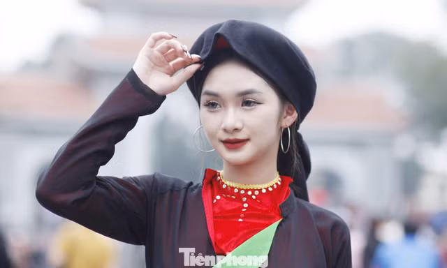Chị hai quan họ tại hội Lim. Ảnh: Nguyễn Thắng