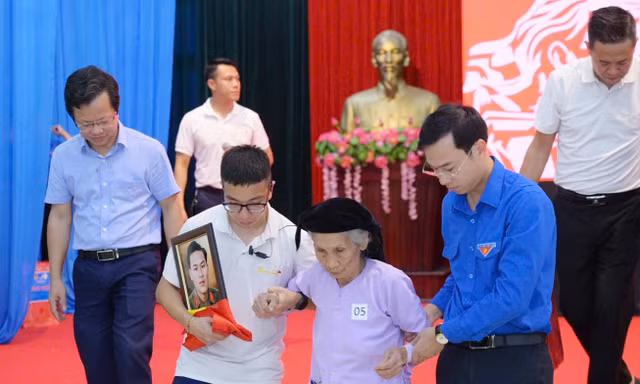 Tỉnh Đoàn Bắc Ninh trao ảnh phục dựng chân dung các anh hùng liệt sỹ tặng gia đình thân nhân liệt sĩ.