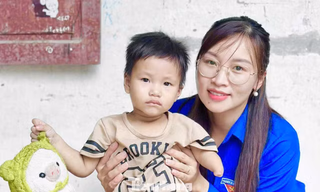 Mô hình "em nuôi của Đoàn" do Đoàn xã Hiệp Hòa triển khai trao tiền em nhỏ có hoàn cảnh khó khăn.