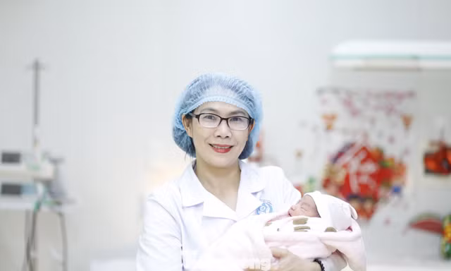 Bác sĩ Thắng với niềm vui khi đón em bé sinh vào đúng đêm Giao thừa. Ảnh: Nguyễn Thắng