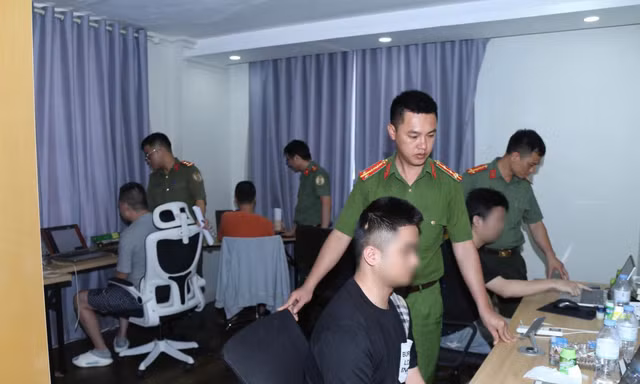Công an kiểm tra căn nhà phường Võ Cường (nơi các đối tượng lưu trú).