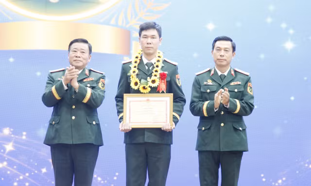 Tuyên dương điển hình tiên tiến.