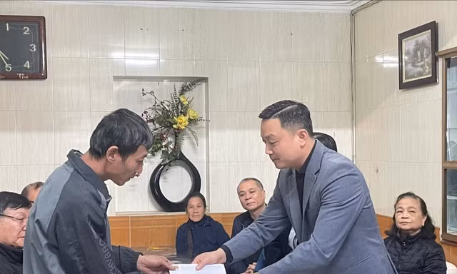 Đại diện Hội LHTN tỉnh Bắc Ninh trao tiền hỗ trợ gia đình ông Phan Trung Anh.