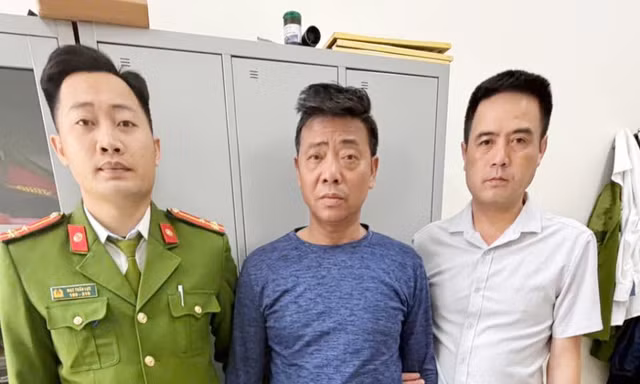Đối tượng Phong (ở giữa) tại Cơ quan Công an.