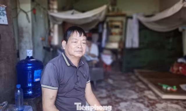 Ông Vi Văn Sinh và 2 người con trai cùng chạy thận trong căn phòng trọ chống chịu với nắng nóng.