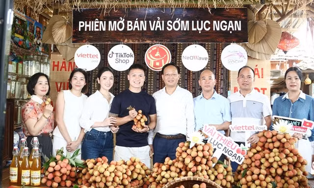 Phó Chủ tịch UBND tỉnh Bắc Ninh Phạm Văn Thịnh (ở giữa) và cầu thủ Nguyễn Quang Hải livestream bán vải thiều.