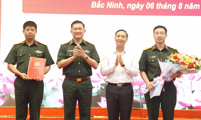 Lãnh đạo Quân khu 1 và tỉnh Bắc Ninh chúc mừng lãnh đạo Trung đoàn Bộ binh số 6. Ảnh: Nguyễn Thắng.