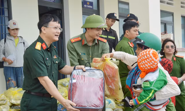 Bộ CHQS tỉnh Bắc Ninh hỗ trợ hơn 300 triệu đồng và 6,5 tấn gạo tặng bà con vùng lũ Gia Lai.