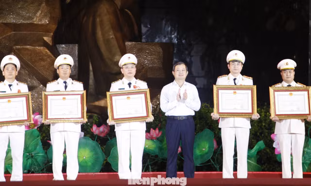 5 cá nhân thuộc lực lượng An ninh Công an tỉnh Bắc Ninh đón nhận Huân chương Chiến công hạng Ba. Ảnh: Nguyễn Thắng.