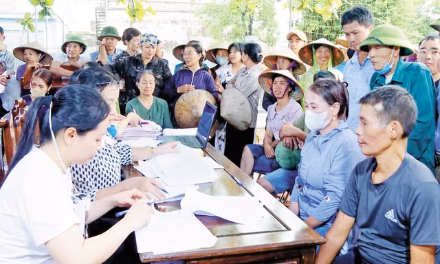 Người dân tỉnh Bắc Ninh nhận tiền bồi thường giải phóng mặt bằng dự án Cảng Hàng không Quốc tế Gia Bình.
