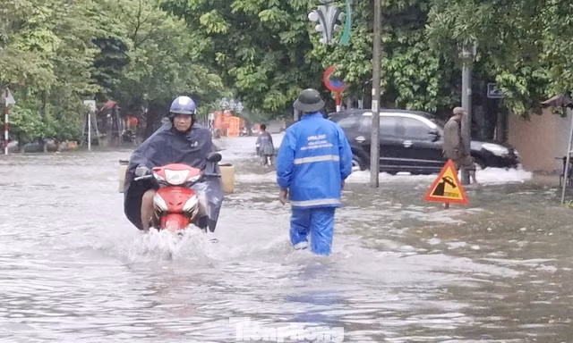 Đường Ngô Văn Cảnh cũng bị ngập sau cơn mưa to. Ảnh: Nguyễn Thắng