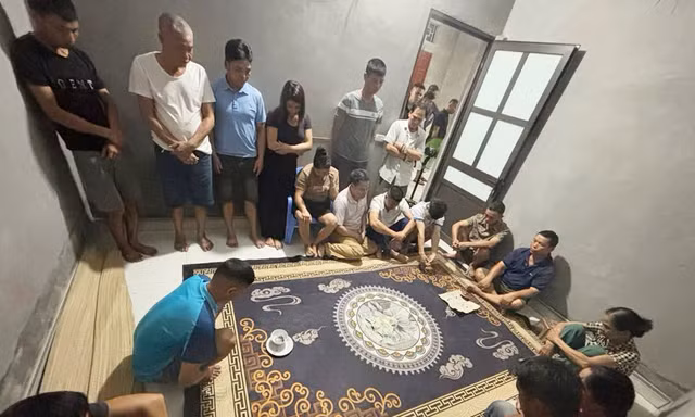 Các đối tượng đánh bạc và tang vật. Ảnh: Công an tỉnh Bắc Ninh.