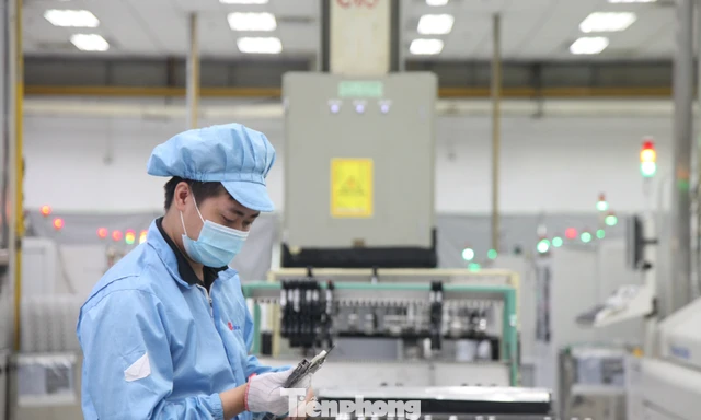 Lãnh đạo tỉnh Bắc Ninh trao chứng nhận đầu tư cho doanh nghiệp. Ảnh: Nguyễn Thắng