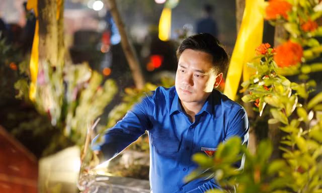 Bí thư Tỉnh Đoàn Bắc Ninh Trần Văn Đăng thắp hương anh hùng liệt sĩ. Ảnh: Nguyễn Thắng