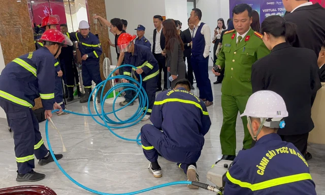 Công an kịp thời cứu hộ an toàn 21 người mắc kẹt trong thang máy.