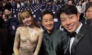 LHP Busan 2025: Đạo diễn "Khế Ước Bán Dâu" chung khung hình với Lisa BLACKPINK