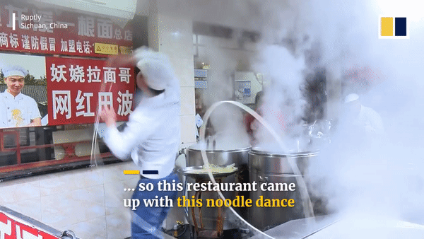 Siêu đầu bếp trổ tài với một sợi mỳ.