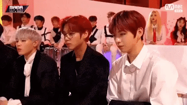 Kang Daniel (Wanna One) đúng là chàng trai tinh tế hiếm thấy. Anh chàng đã tự động nghiêng người, né khỏi ống kính máy quay, để các cô gái LOONA ngồi phía sau được lên hình nhiều hơn.