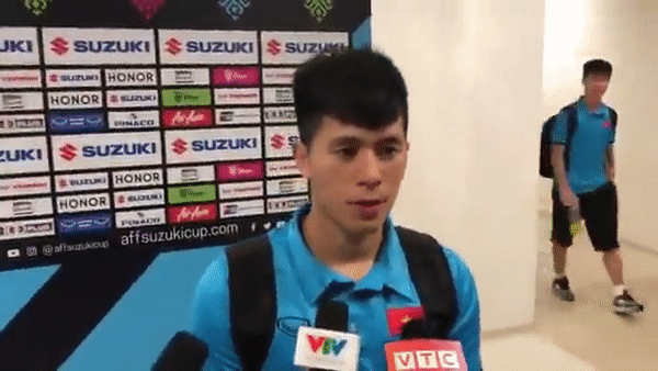 Khoảnh khắc Đình Trọng bị Duy Mạnh vuốt má