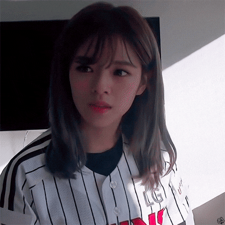 Thế nên khi Jeongyeon bắt đầu nuôi tóc dài chấm vai, thì nhiều người không thể không ngạc nhiên. Trong một chương trình giải trí hồi tháng 6/2018, Jeongyeon thú nhận cô rất lo lắng khi quyết định thay đổi kiểu tóc.