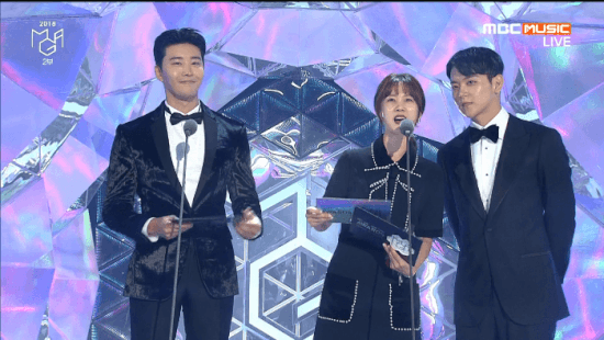 Tại lễ trao giải MBCPLUS X Genie Music Awards 2018 vừa qua, khi nhóm Stray Kids được xướng tên cho hạng mục “Nam tân binh xuất sắc”, thì JooE (Momoland) đã đứng lên vỗ tay chúc mừng. Ngay sau đó, cô nàng nhận ra mình vô tình che mất máy quay đang hướng về phía Stray Kids ở phía sau, nên JooE ngồi xuống ngay lập tức.