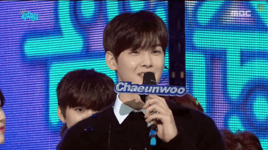 Đến lượt Cha Eun Woo (Astro) cũng chào tạm biệt người xem, thì các idol phía sau cũng làm theo Chungha, Sunmi là cúi thấp người xuống.