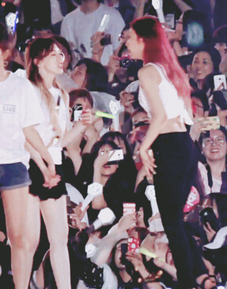 Chính vì thế mà một khoảnh khắc Joy đứng cạnh Wendy đã lan truyền trên mạng xã hội, khi cô nàng phải cúi thấp người xuống để nghe Wendy được rõ hơn. Và Joy chẳng hề thoải mái với việc cao hơn hẳn bốn cô gái trong nhóm.