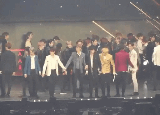 Lâu lắm rồi mới có dịp gặp nhau, nên Jungkook (BTS) và BamBam (GOT7) tay bắt mặt mừng chuyện trò tíu tít. Đến khi BamBam phát hiện hình đang khiến BTS chưa thể cúi chào khán giả, anh chàng chạy biến đi như một cơn lốc.