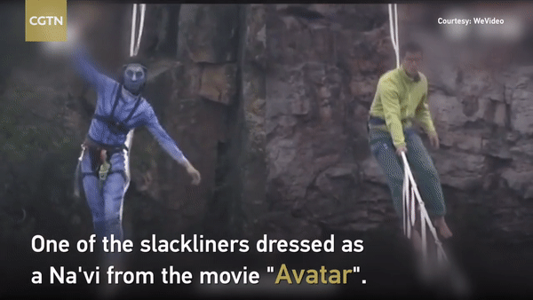 Một trong các thí sinh tham dự cuộc thi đi trên dây.