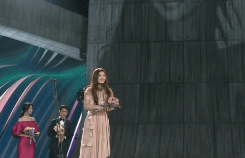 Hẳn khán giả vẫn còn nhớ khoảnh khắc dễ thương này tại lễ trao giải Baeksang 2017. Khi Yoona (SNSD), D.O. (EXO) và Park Bo Gum đứng trên sân khấu, và phát hiện ra mình đang lọt vào khung hình chiếu cảnh Kim Yoo Jung phát biểu nhận giải. Vậy là cả ba ngôi sao đã ra hiệu cho nhau để dịch dần ra khỏi ống kính, với dáng đi vô cùng dễ thương.