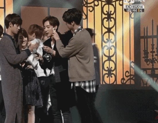 Ravi (VIXX) đang vừa đi vừa vẫy tay chào khán giả, thì bỗng nhiên nhận ra mình đang che mất Roy Kim đang chuẩn bị ghi hình phát biểu. Ravi phản ứng phải gọi là siêu nhanh, chạy đi với vận tốc ánh sáng.