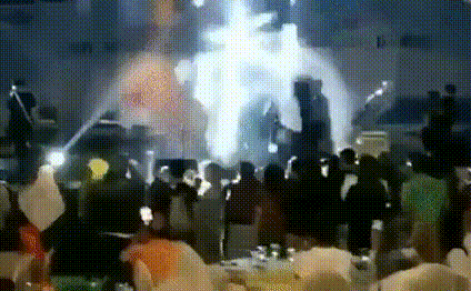 Sóng thần bất ngờ ập đến.