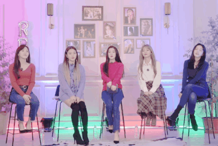 Mới đây, Irene (Red Velvet) đã khiến khán giả kinh ngạc về giác quan thứ 6 kèm phản ứng nhanh nhẹn của mình. Khi một bức ảnh treo tường bị rơi ra, Irene đã có linh cảm cực tốt, kịp thời quay lại phía sau để vươn người đỡ lấy.