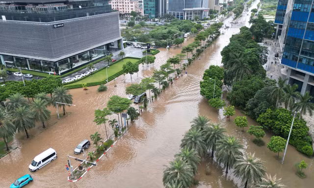  Nhiều nơi chưa thoát ngập, đường phố Hà Nội vẫn như sông