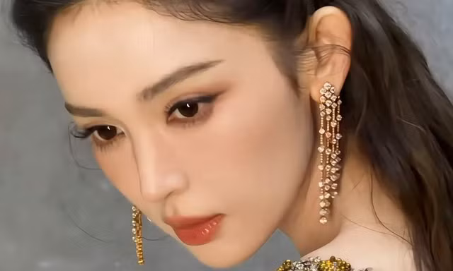 Hàng chục minh tinh hạng A đọ sắc