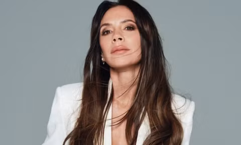 Victoria Beckham hồi sinh thời trang thập niên 1990