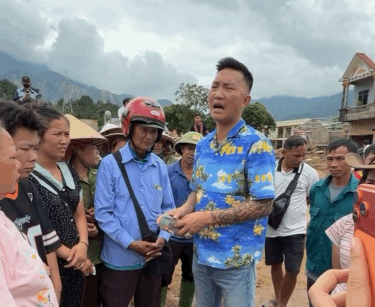 Huấn Hoa Hồng nói không kêu gọi từ thiện, chỉ ‘xin tiền’ giúp đỡ bà con, có làm thay đổi bản chất?