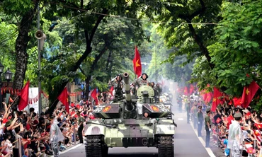 Đoàn xe bánh xích, thiết giáp hành quân trên đường phố Hà Nội