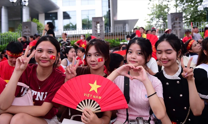 Hàng ngàn người 'giữ chỗ' khắp các tuyến phố Hà Nội chờ xem tổng hợp luyện diễu binh