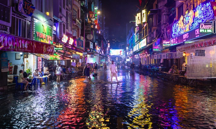 Phố Tây Bùi Viện ngập sau mưa lớn ở TP.HCM