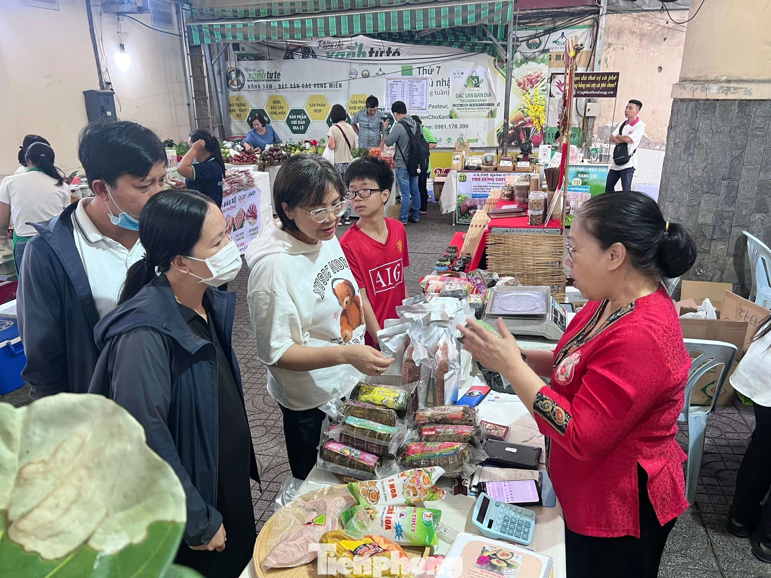 Chợ Tết Xanh Quà Việt: Đặc Sản Địa Phương Hút Khách Giữa Bối Cảnh Giá Cả Tăng Cao
