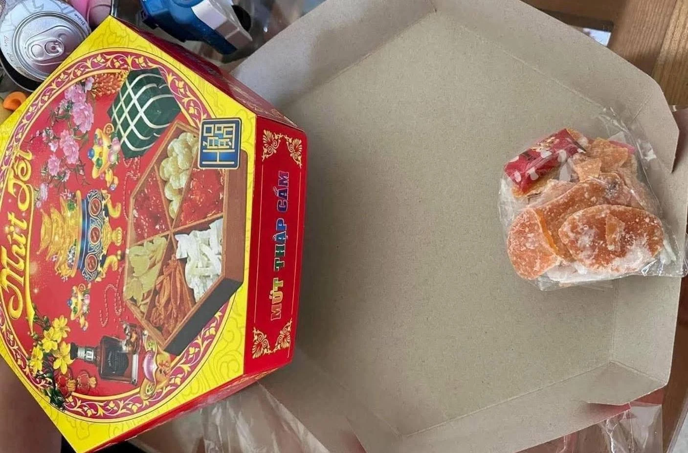 Hộp quà Tết sang trọng, bên trong toàn hàng nhái, kém chất lượng gây bức xúc