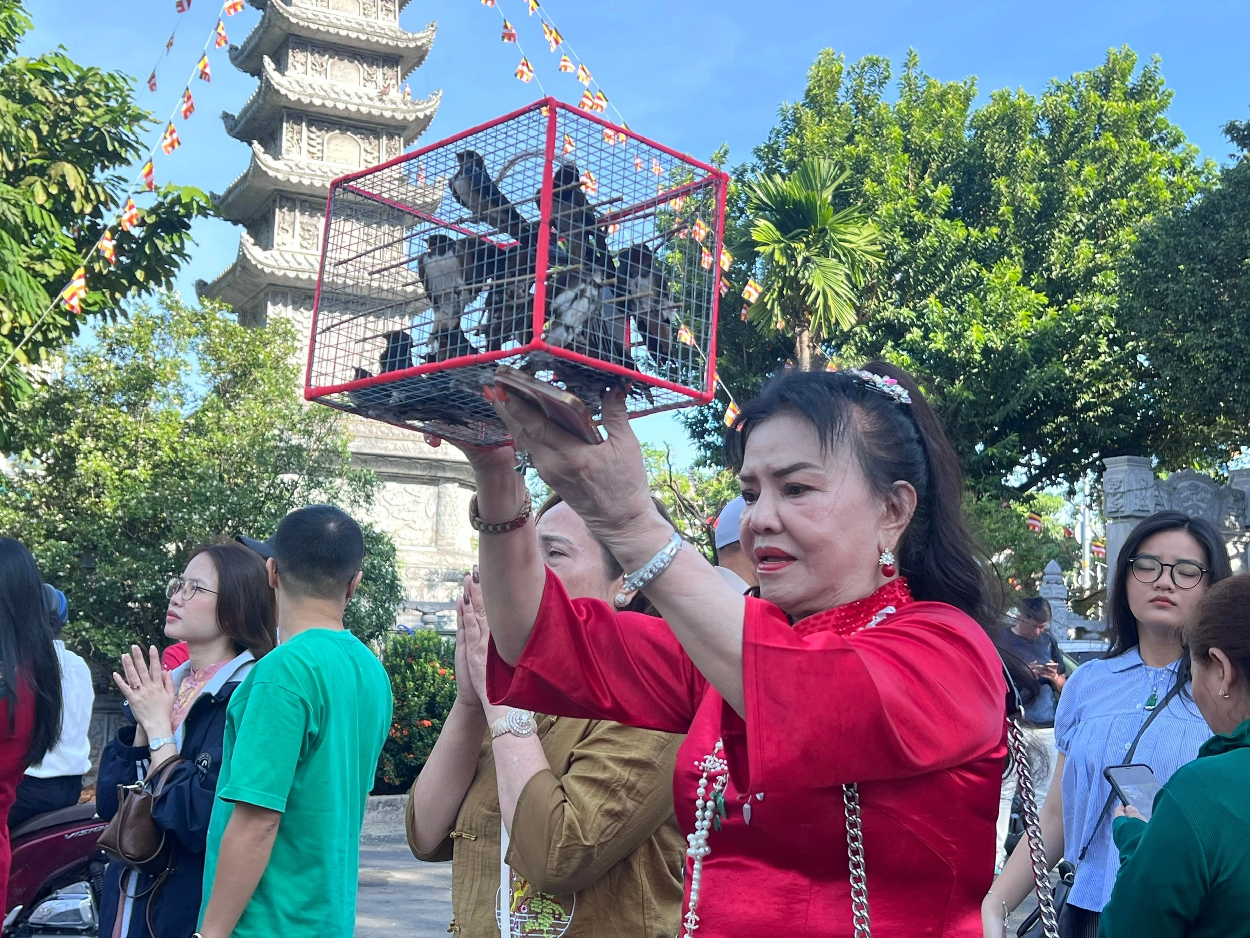 Người dân TP.HCM đổ về chùa Ông, Vĩnh Nghiêm cầu may mùng 1 Tết