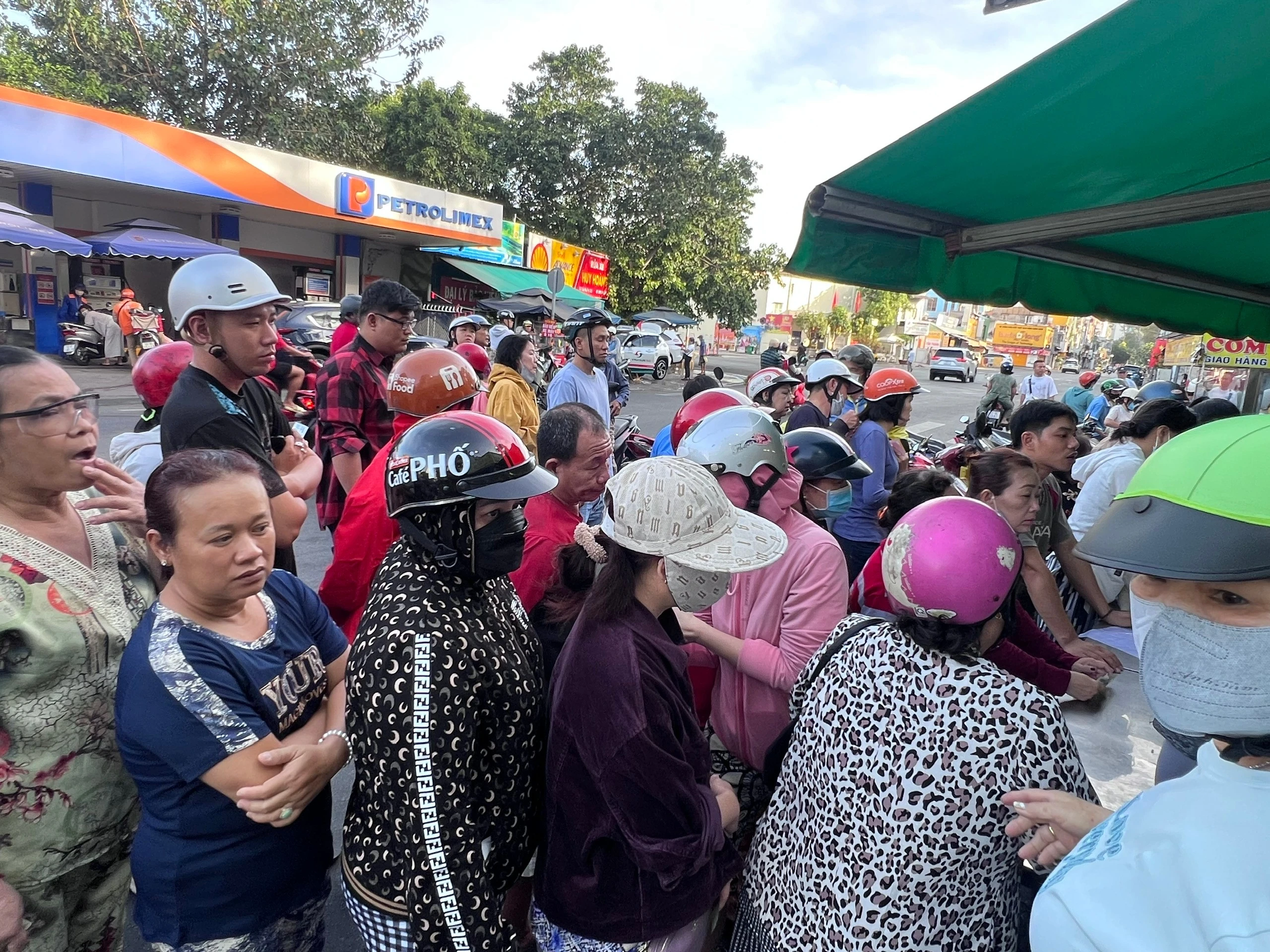 Hàng trăm người xếp hàng mua gà luộc, vịt quay cúng tiễn ông bà ngày mùng 3 Tết tại TP.HCM
