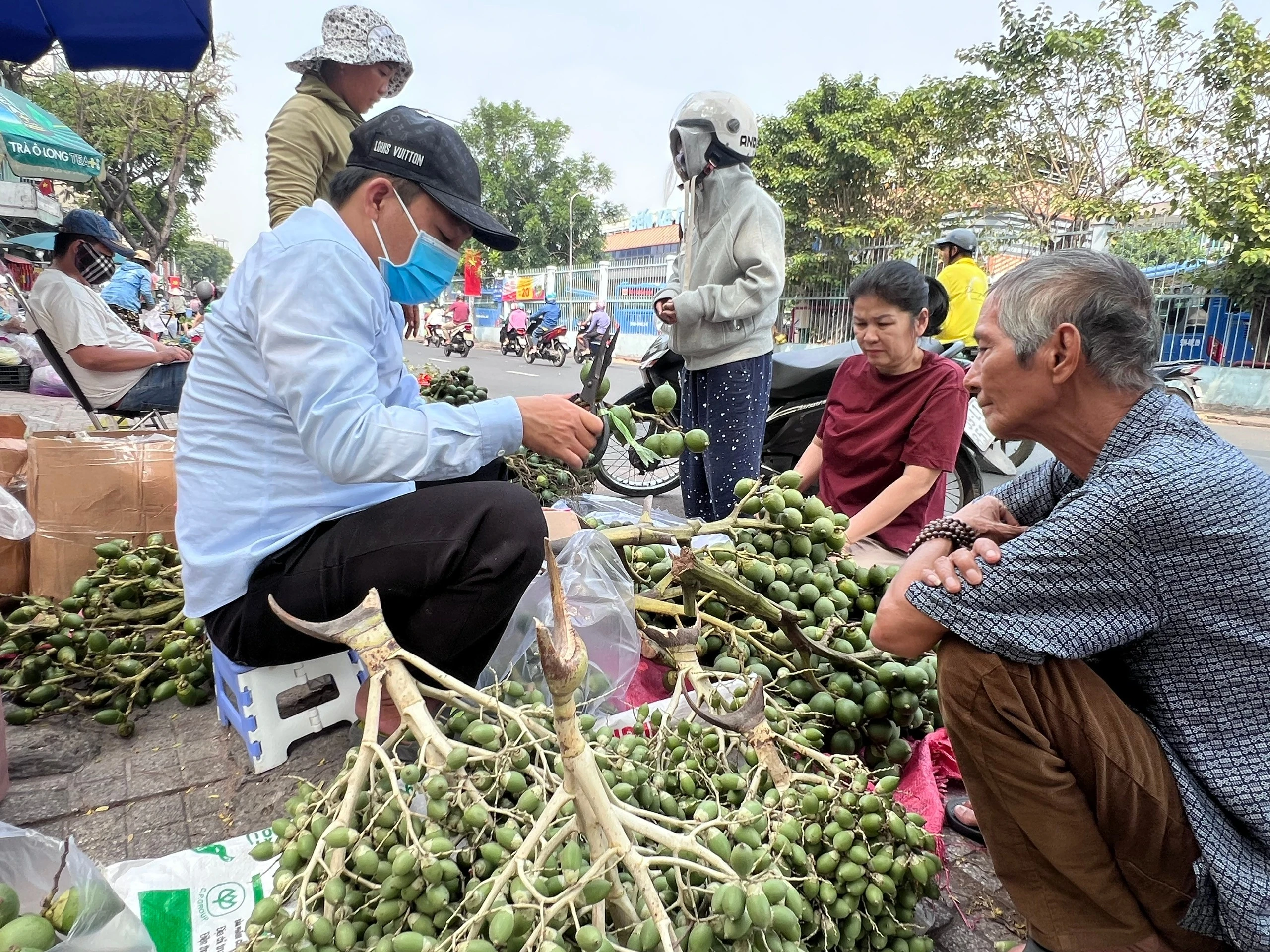 Chợ Trầu Cau Lê Quang Sung Nhộn Nhịp Trước Tết: Nét Văn Hóa Truyền Thống Giữa Lòng Đô Thị